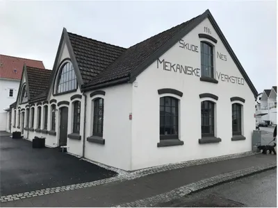 Skydenes mekaniske verksted. Hvit murbygning