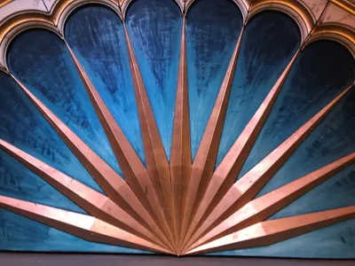 Klassisk påske Klassisk påske. Utsnitt av en altertavle med en sol